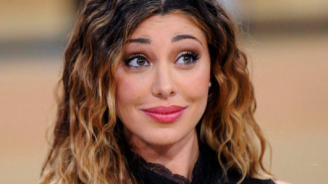 Gossip, Belen Rodriguez in minigonna per il ritorno del bimbo all'asilo: critiche sul web.