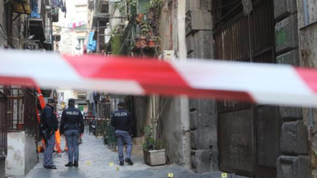 Napoli, donna colpita da proiettile vagante