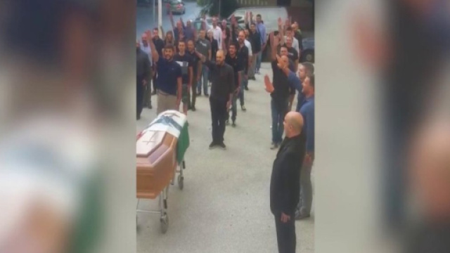 Sassari, funerale fascista: l'ultimo addio al professor Todini fa discutere (VIDEO)
