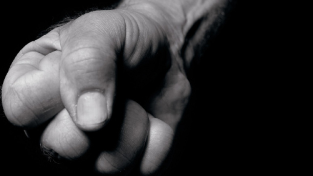 Tenata di strangolare la madre per 5 mila euro.