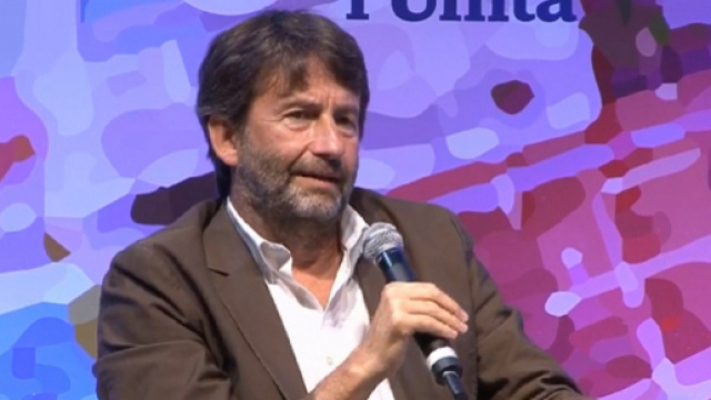 Dario Franceschini parla alla festa dell'Unit&agrave;