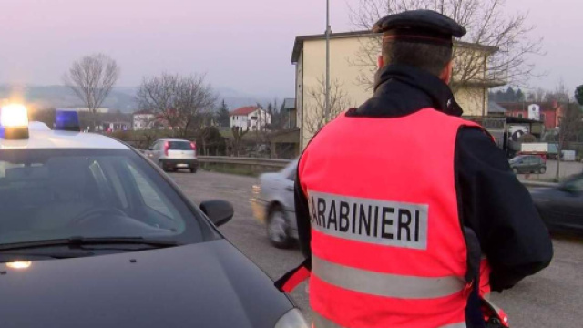 Napoli, infrange finestrino posteriore della gazzella con una testata