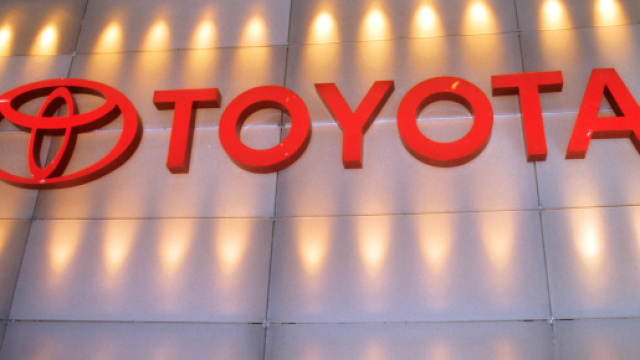 Toyota richiama un milione di auto ibride: rischio incendio per le vetture.