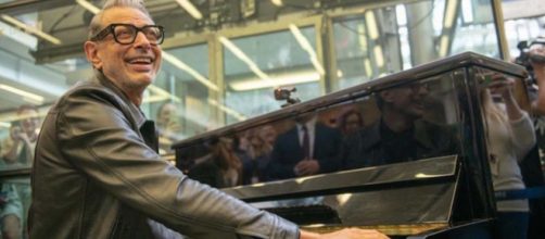 "Jurassic Park" actor Jeff Goldblum played an impromtu jazz sing-a-long in St. Pancras Station. [Image @Londonist/Twitter]