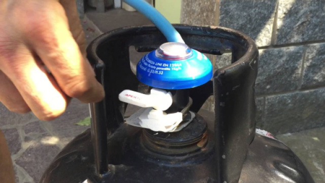 Brindisi, esplode bombola del gas: feriti due coniugi in vacanza