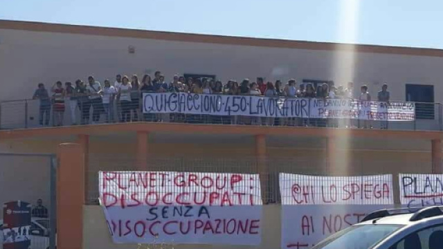 Gallipoli, chiude un noto call-center: 113 lavoratori licenziati (in foto i lavoratori del call-center gallipolino protestano a giugno)