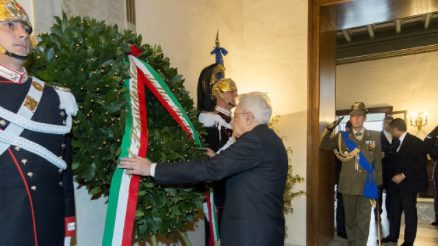 Il Presidente Sergio Mattarella depone una corona d'alloro