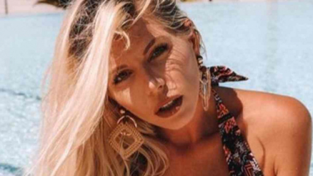 Jessica Thivenin s'offre un sac Balenciaga improbable &agrave; 1500 euros.