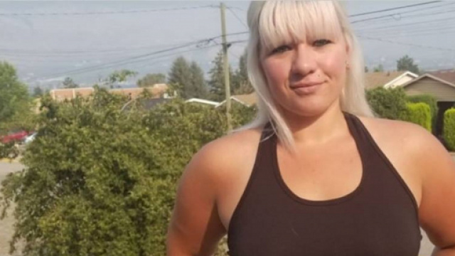 La venticinquenne canadese Christina Schell &egrave; stata licenziata perch&eacute; non indossava il reggiseno