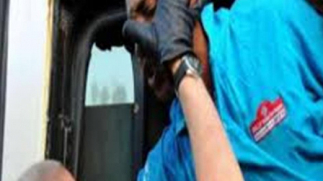 Sindaco del PD stende con un pungo un immigrato