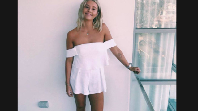 In Australia una ragazza inglese si mangia le unghie per anni e le viene un cancro: i medici le amputano un pollice