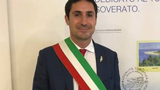 Soverato, sindaco stende con un pugno un migrante - Lametino.it