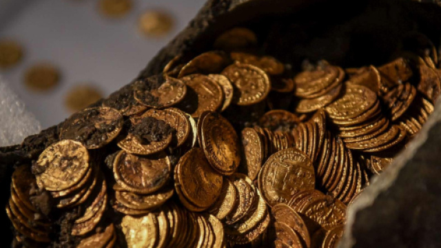 Trecento monete romane in un'anfora a Como, Bonisoli: "Scoperta storica"
