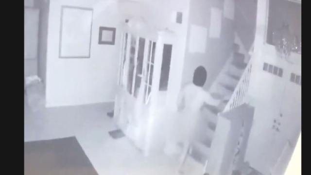 California, pedofilo entra nudo nella camera di una 13enne.