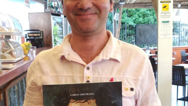 Carlo Ametrano con il suo libro &ldquo;Ayrton...Per sempre nel cuore&rdquo;