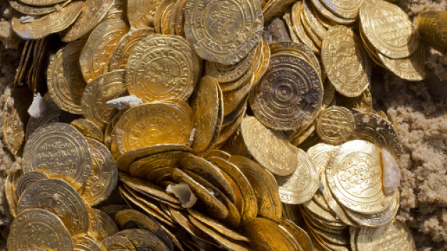 Como, ritrovata un'anfora romana piena di monete d'oro: il ritrovamento potrebbe valere circa un milione di euro