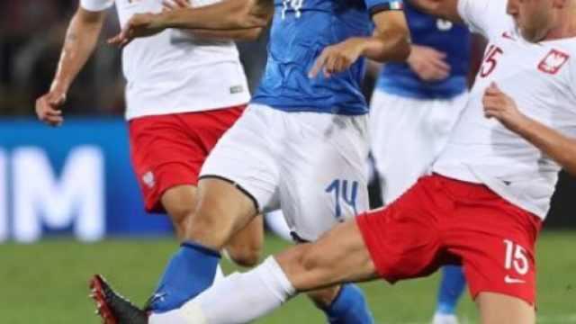 Federico Chiesa in azione contro la Polonia