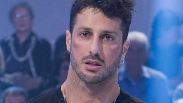 Gossip: Fabrizio Corona cade dalla bicicletta e il video diventa virale.