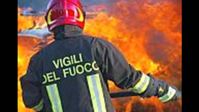 Lecce, ambulanza a fuoco: esplodono le bombole dell'ossigeno: nessun ferito