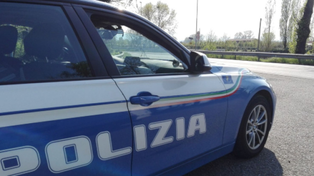 Sezze, rientra in casa &egrave; sorprende nigeriano che fotografa la figlia minorenne ignara dell'accaduto.