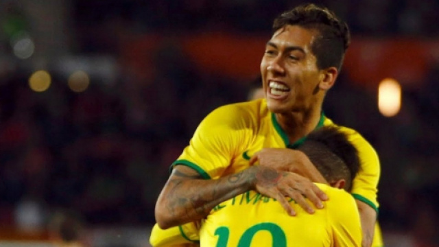 USA-Brasile 0-2: Firmino abbracciato da Neymar dopo il primo gol