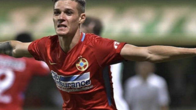 Dennis Man esulta dopo un suo gol