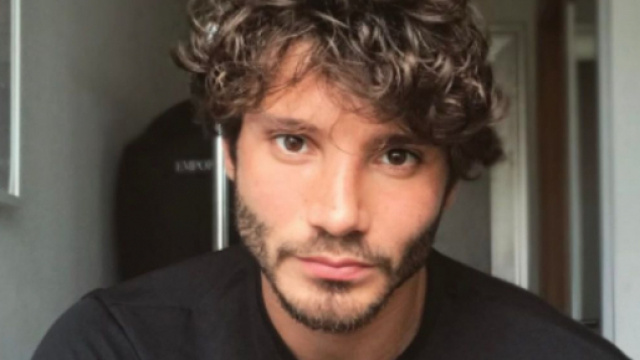 Gossip: Stefano De Martino avrebbe detto no a Amici e all'Isola per condurre un nuovo show.