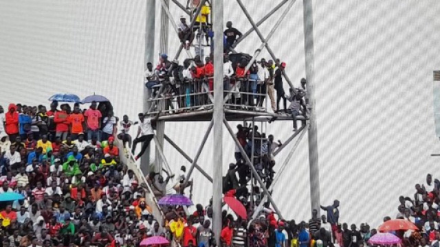 I tifosi assiepati sopra alle strutture prima di Gambia-Algeria