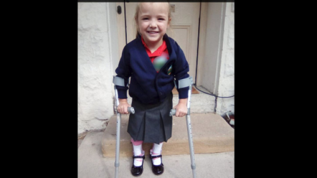 Inghilterra, bimba affetta da paralisi celebrale cammina il primo giorno di scuola (VIDEO) sul web.