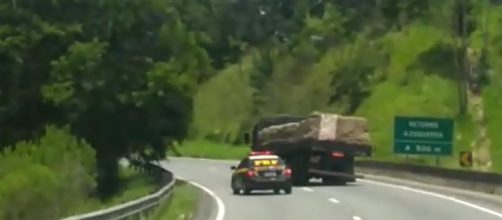 Persegui&ccedil;&atilde;o durou v&aacute;rios quil&ocirc;metros (Cr&eacute;dito: Pol&iacute;cia Rodovi&aacute;ria).