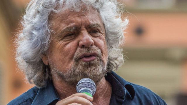Beppe Grillo attaccato dai no-vax dop la firma del patto sulla scienza