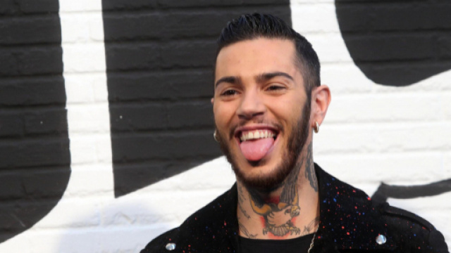 Emis Killa d&agrave; spettacolo su twitter