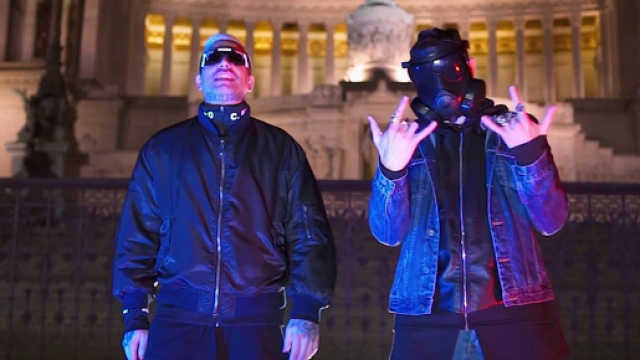 Mike Highsnob a sinistra, Junior Cally a destra.