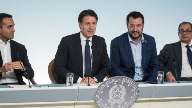 Pensioni Quota 100 e reddito di cittadinanza, rinviato il Cdm: nella foto Di Maio, Conte, Salvini e Tria