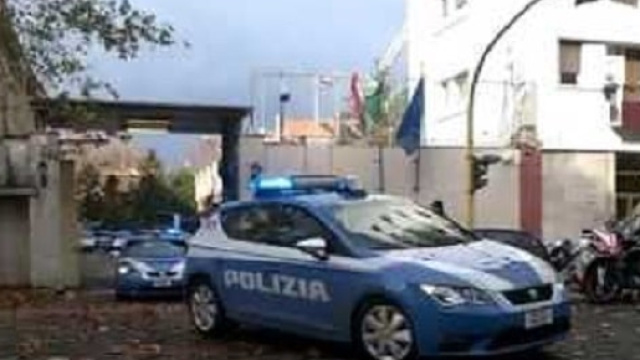 Roma, lascia la figlia davanti all'asilo e gli sparano in testa, gravissimo 35enne: caccia ai killer