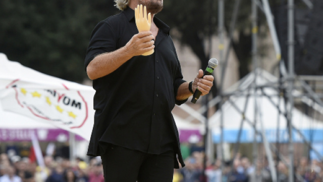 Svolta pro-vax del M5S: Grillo firma insieme a Renzi il manifesto di Burioni