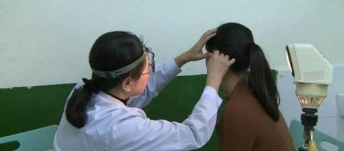 Chen recebendo tratamento ap&oacute;s perder audi&ccedil;&atilde;o (Reprodu&ccedil;&atilde;o/Asia Wire)