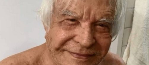 Cid Moreira posta v&iacute;deo recebendo cuidados da esposa.(Reprodu&ccedil;&atilde;o)