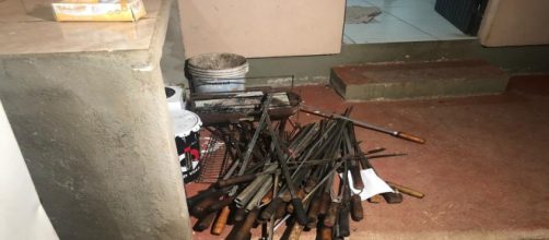 Espetos encontrados na opera&ccedil;&atilde;o (Reprodu&ccedil;&atilde;o).