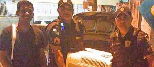 Policiais doam aparelho de ar condicionado a fam&iacute;lia carente. (Fonte: Extra)