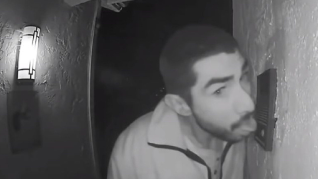 California, il mistero dell'uomo che ha leccato per ore il citofono di un'abitazione, mistero a Salinas