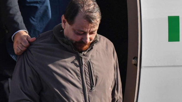 Cesare Battisti &egrave; in Italia: atterrato a Ciampino il volo dalla Bolivia - mediaset.it