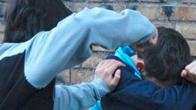 Botte, minacce e insulti al compagno di scuola: la mamma se ne accorge e fa arrestare il bullo 15enne - Il Mattino
