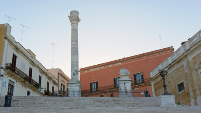 Brindisi, sparatoria in pieno centro tra una folla di ragazzi, ferito 26enne
