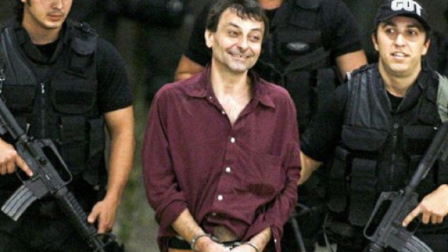 Cesare Battisti &egrave; stato arrestato, killer verso l'Italia