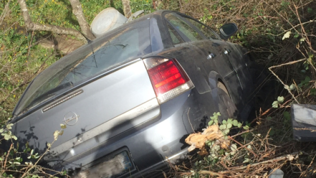 Esce di strada in curva e finisce nella scarpata: muore 71enne nel cilentano (foto di repertorio)