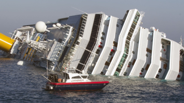 Naufragio Concordia: 7 anni dopo all'Isola del Giglio vengono omaggiate le 32 vittime del disastro.