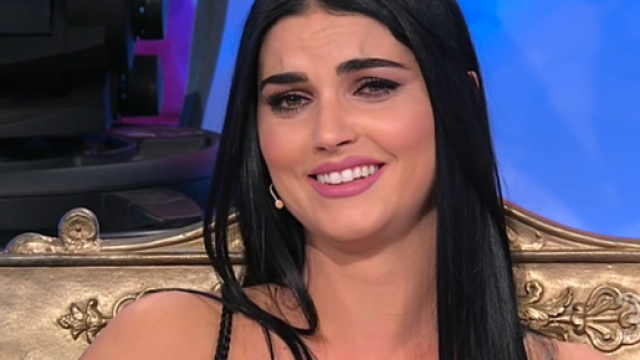 Uomini e Donne: Teresa spiazza tutti e bacia Andrea