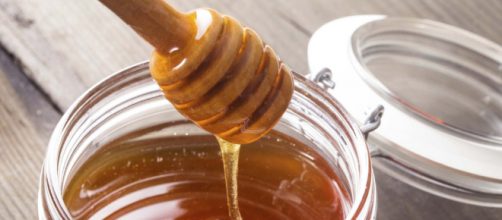 Mel ajuda a evitar e tratar acne. Fonte: Incr&iacute;vel