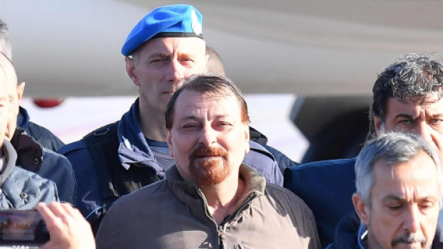 Cesare Battisti &egrave; in Italia, atterrato a Ciampino il volo dalla ... - mediaset.it